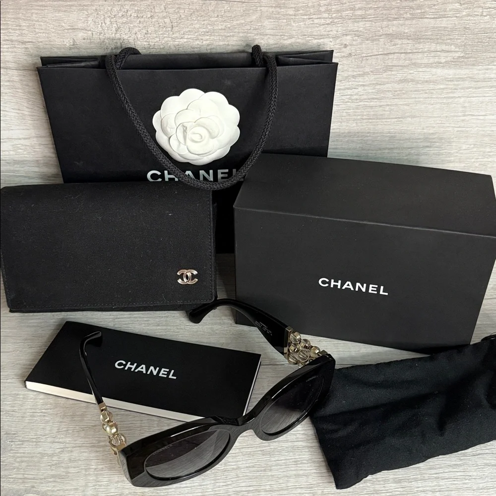 CHANEL 
Oval Sunglasses CH5543A
Full Inclusion - Picture 10 of 12